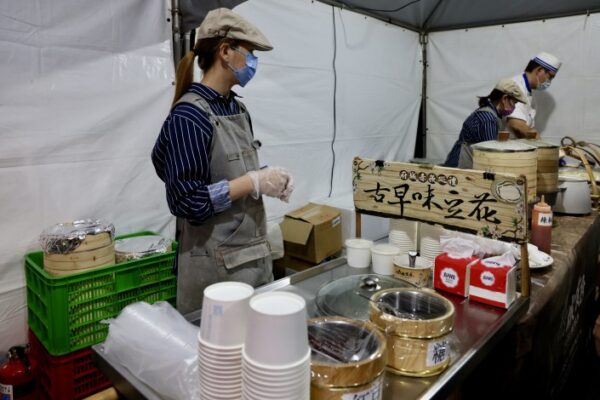 後台美食應援！ 黃偉哲用擔仔麵、水果糖葫蘆為耶誕演唱會藝人加油